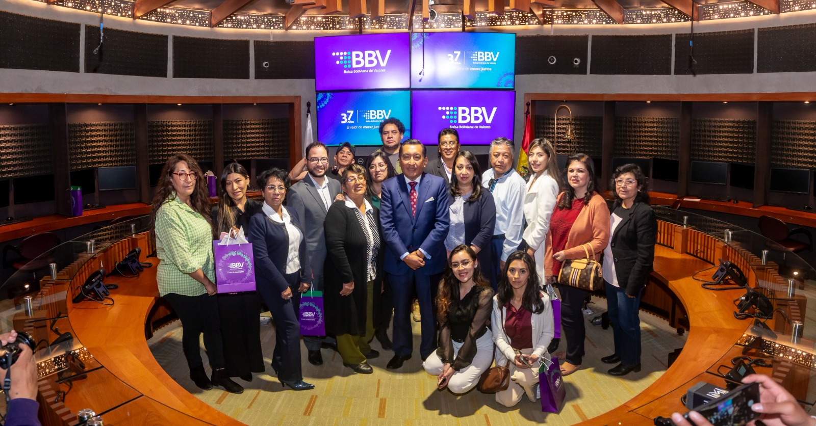 𝐋𝐚 𝐁𝐁𝐕 𝐜𝐞𝐥𝐞𝐛𝐫𝐚 37 𝐚𝐧𝐨𝐬 𝐢𝐦𝐩𝐮𝐥𝐬𝐚𝐧𝐝𝐨 𝐞𝐥 𝐦𝐞𝐫𝐜𝐚𝐝𝐨 𝐝𝐞 𝐯𝐚𝐥𝐨𝐫𝐞𝐬 𝐛𝐨𝐥𝐢𝐯𝐢𝐚𝐧𝐨